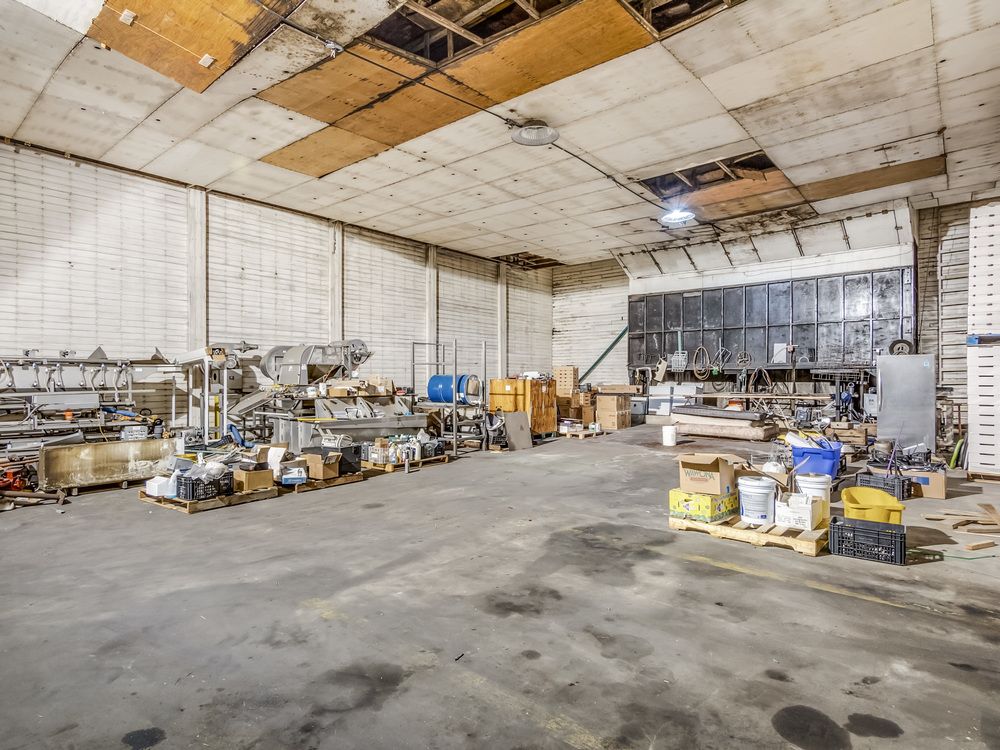 ±86,000 SF High Exposure Industrial Building on 2.42 Acres : 661 L St, Sanger, CA 93657